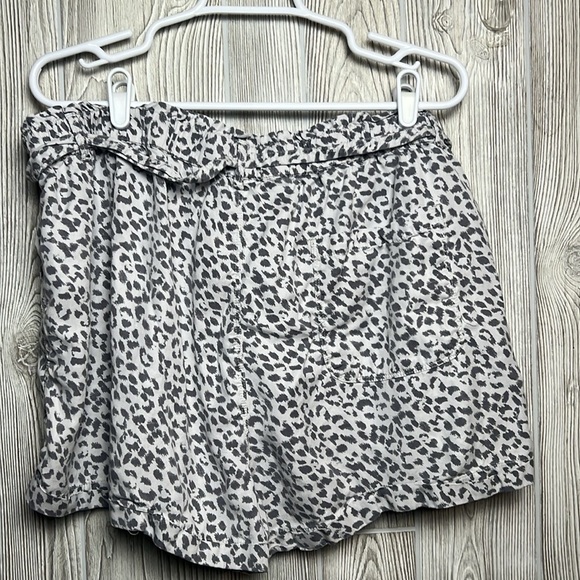 AERIE CAMP SHORTS XXL GREY BLACK CHEETAH LEOPARD PAPERBAG SHORT BOW BELT AE - Picture 4 of 4